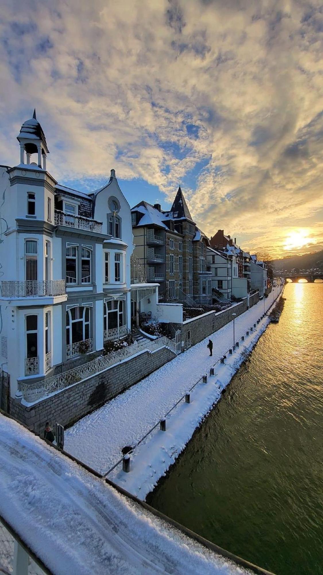 Pieds Dans L'Eau Private Wellness Bordure De Meuse Lustin Exterior foto