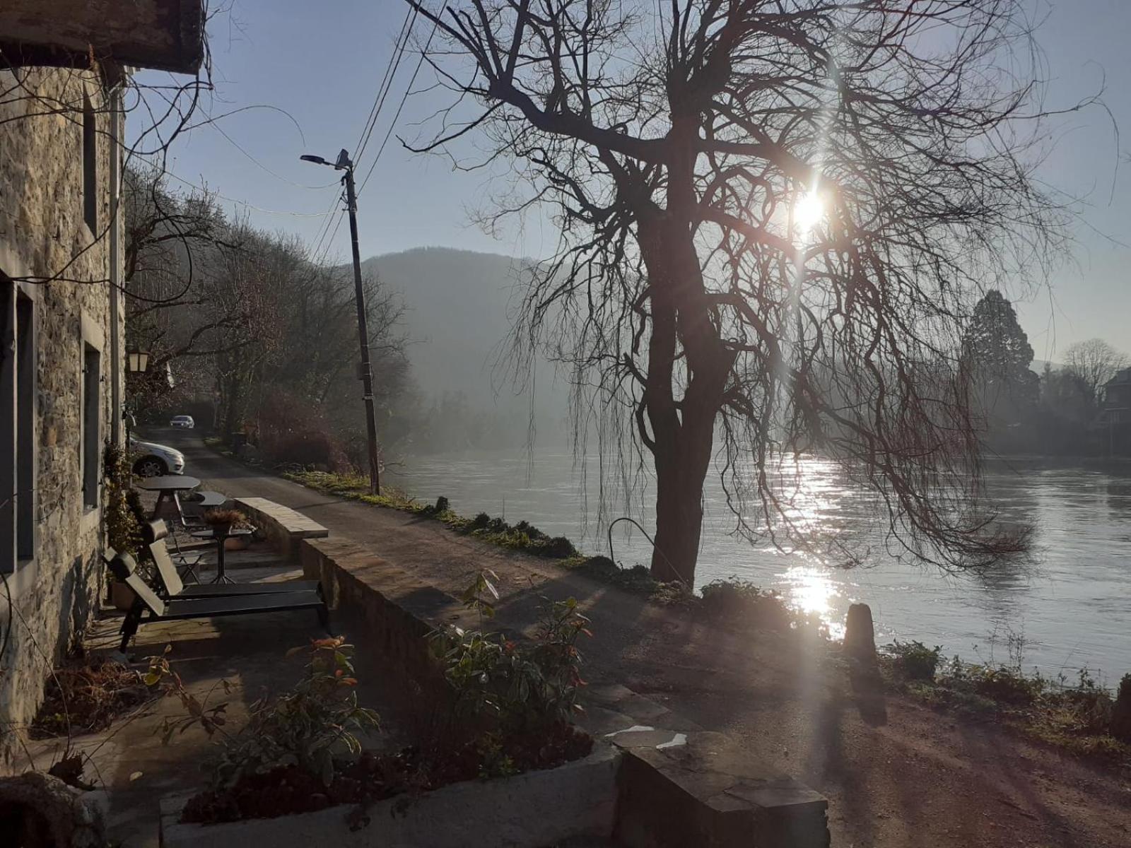 Pieds Dans L'Eau Private Wellness Bordure De Meuse Lustin Exterior foto