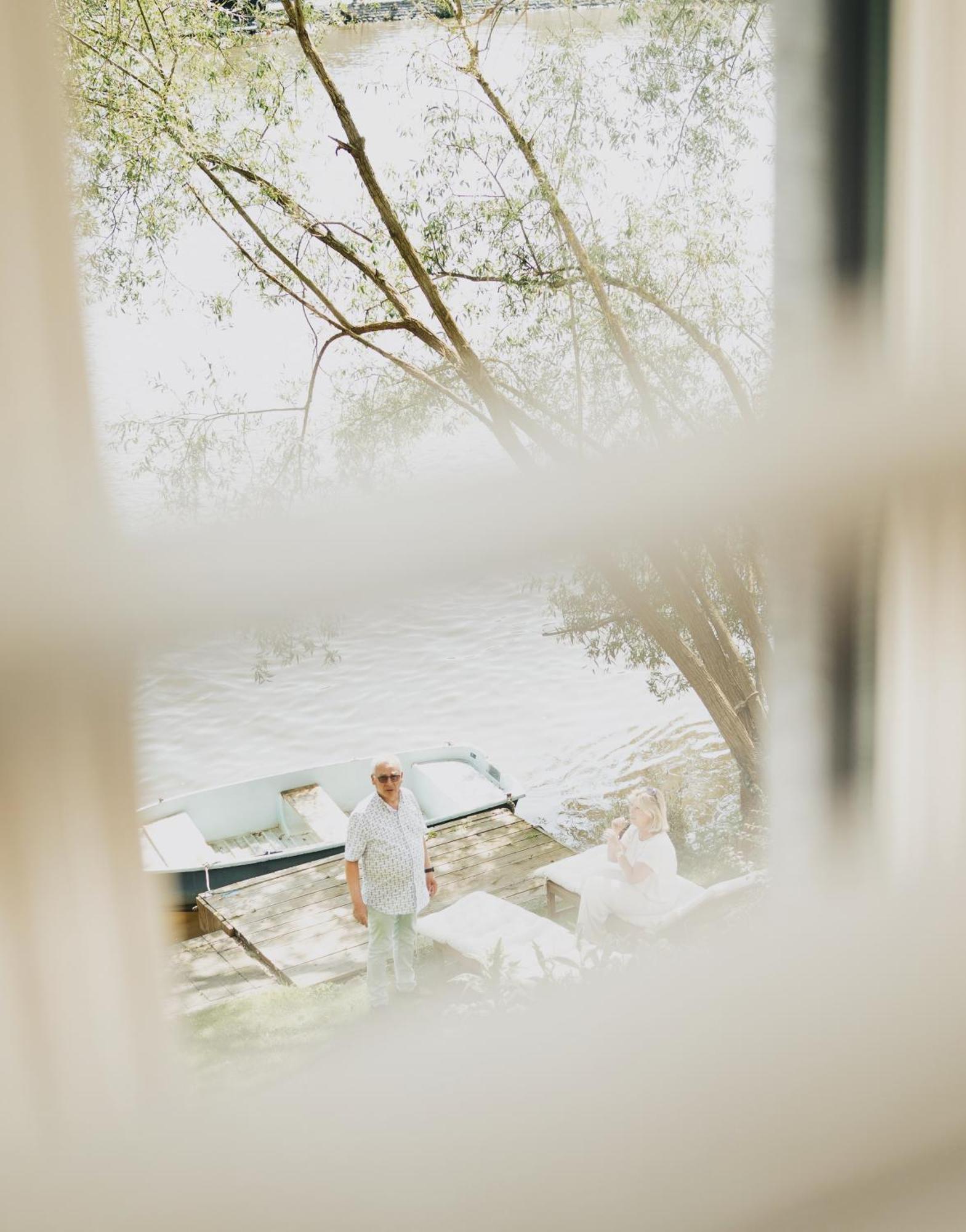 Pieds Dans L'Eau Private Wellness Bordure De Meuse Lustin Exterior foto