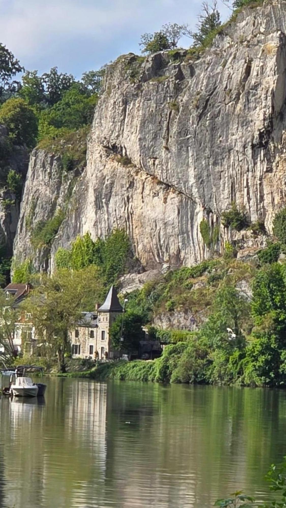 Pieds Dans L'Eau Private Wellness Bordure De Meuse Lustin Exterior foto
